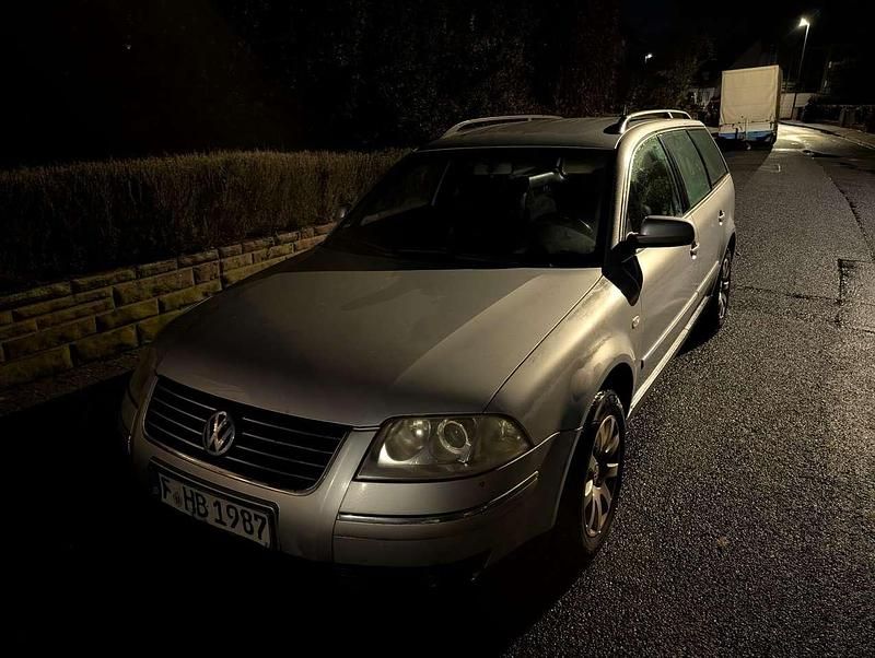 Silber Gebraucht 2002 VW Passat Highline Kombi | 800 € (Superpreis) - Bild 1/3