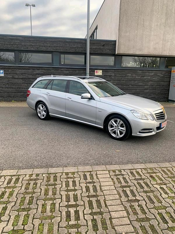 Silber Gebraucht 2011 Mercedes E350 Avantgarde Kombi | 7.900 € (Superpreis) - Bild 1/4