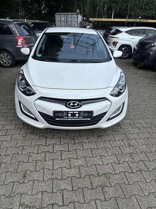 Weiß Gebraucht 2015 Hyundai i30 Classic Limousine | 7.000 € (Guter Preis) - Bild 1/4