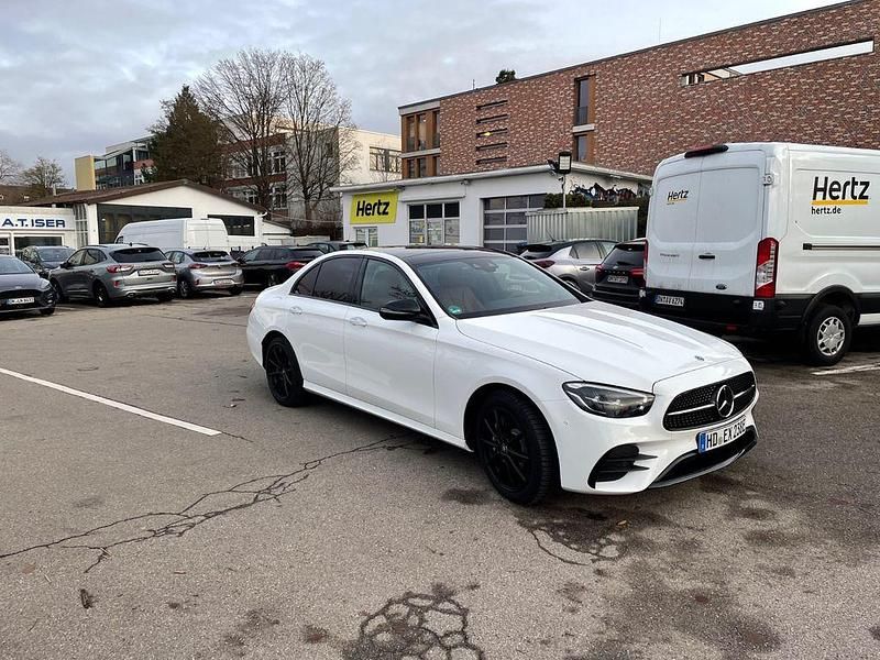 Weiß Gebraucht 2021 Mercedes E300 AMG Limousine | 29.500 € (Fairer Preis) - Bild 1/4