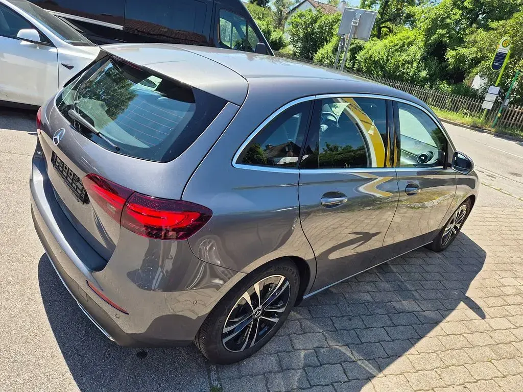 Gebraucht Mercedes B200 163 PS (119 kW) 2024 Grau Kleinwagen