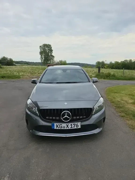 Gebraucht Mercedes A180 Urban 122 PS (89 kW) 2016 Grau Limousine