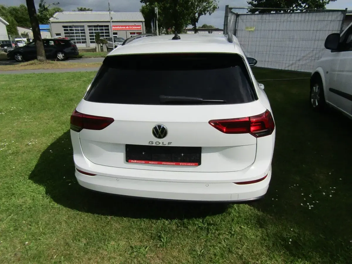 Gebraucht VW Golf VIII Life 150 PS (110 kW) 2022 Weiß Kombi