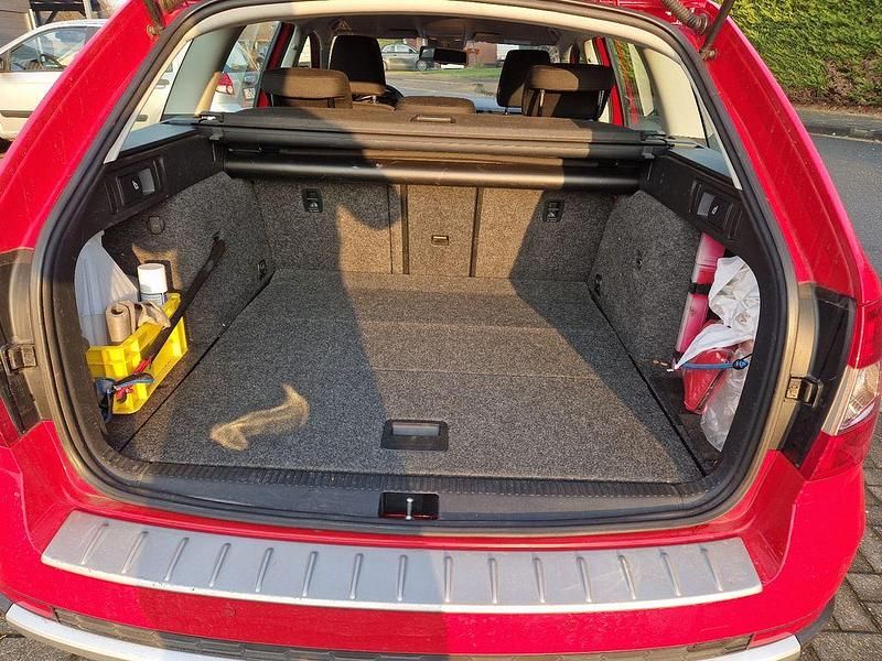 Gebraucht Skoda Octavia Scout 184 PS (135 kW) 2016 Rot Kombi