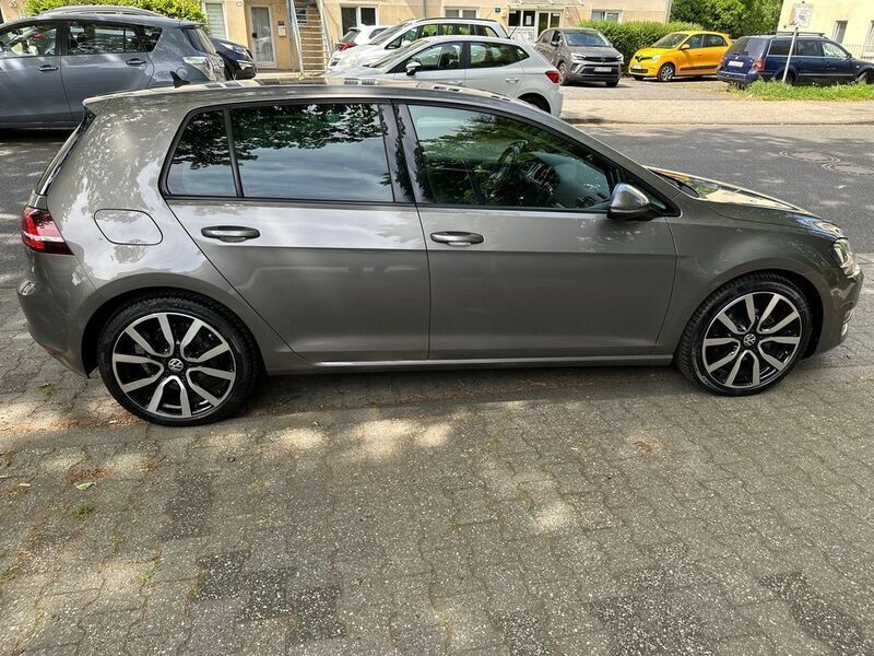 Grau Gebraucht 2014 VW Golf VII Highline Limousine | 12.800 € (Etwas zu teuer) - Bild 1/4