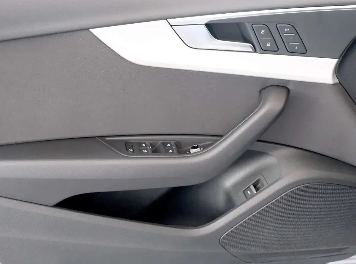 Gebraucht Audi A4 Sport 163 PS (119 kW) 2023 Silber Kombi