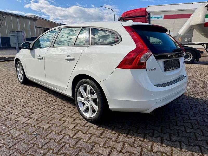 Gebraucht Volvo V60 122 PS (89 kW) 2016 Weiß Kombi