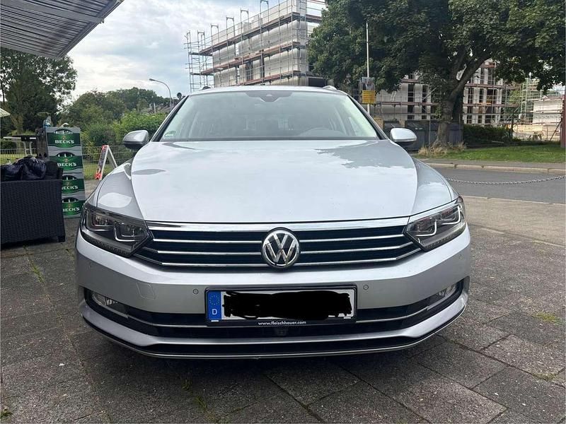Grau Gebraucht 2019 VW Passat Highline Kombi | 25.000 € - Bild 1/4