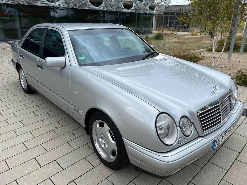 Silber Gebraucht 1997 Mercedes E320 Avantgarde Limousine | 5.900 € (Fairer Preis) - Bild 1/4
