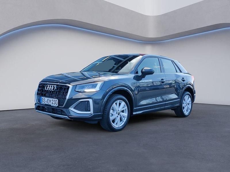 Manhattangrau metallic Gebraucht 2025 Audi Q2 Advanced Plus SUV | 35.350 € (Teuer) - Bild 1/4
