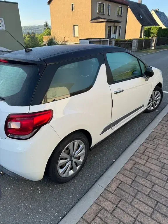 Gebraucht Citroën DS3 Chic 95 PS (69 kW) 2012 Weiß Kleinwagen