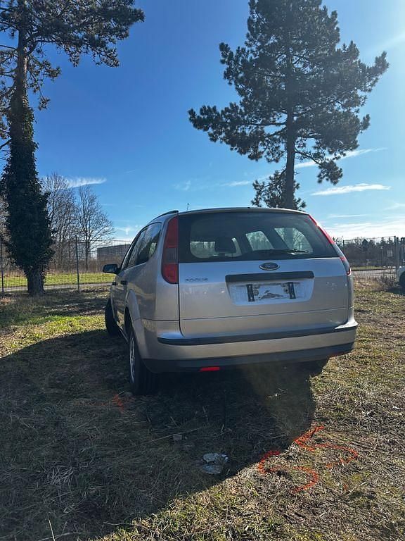 Gebraucht Ford Focus Ambiente 101 PS (74 kW) 2006 Silber Limousine