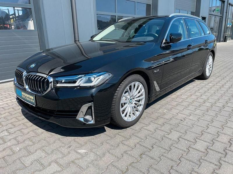 Schwarz Gebraucht 2024 BMW 530e Luxury Line Kombi | 40.980 € (Fairer Preis) - Bild 1/3