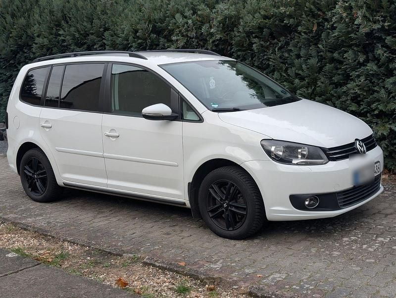 Weiß Gebraucht 2014 VW Touran Comfortline Van / Kleinbus | 4.999 € (Guter Preis) - Bild 1/4