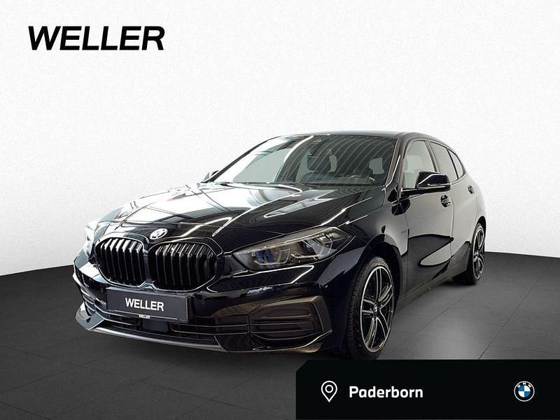 Schwarz (schwarz) Gebraucht 2022 BMW 118 Advantage Kleinwagen | 23.490 € (Fairer Preis) - Bild 1/4
