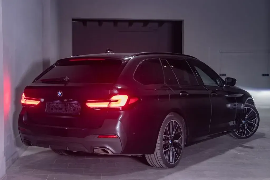 Gebraucht BMW 520 M Sport 190 PS (139 kW) 2022 Sophistograu Kombi