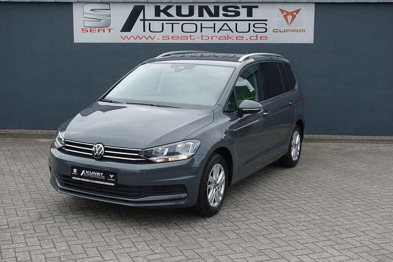 Grau Gebraucht 2024 VW Touran Comfortline Van / Kleinbus | 33.990 € (Fairer Preis) - Bild 1/4