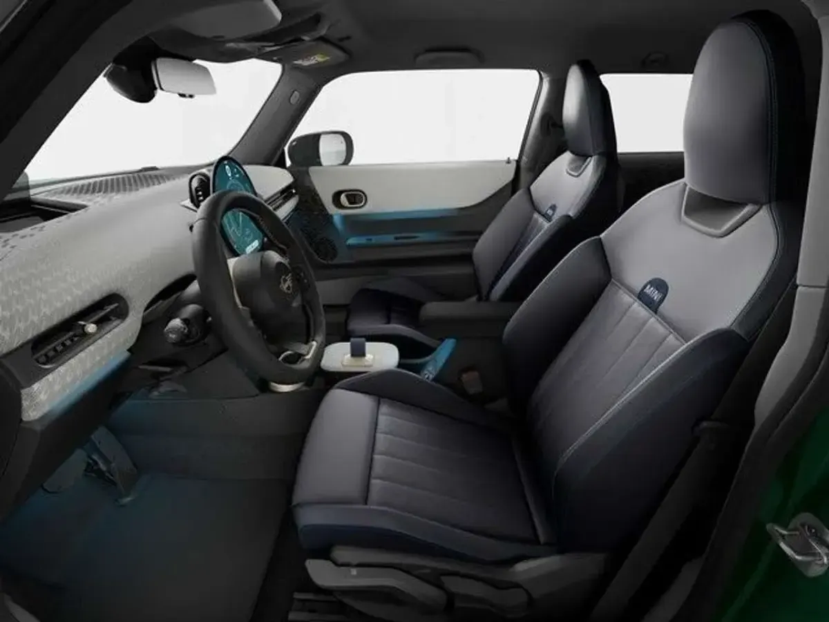 Gebraucht Mini Cooper Favoured 156 PS (114 kW) 2024 British racing green meta Kleinwagen