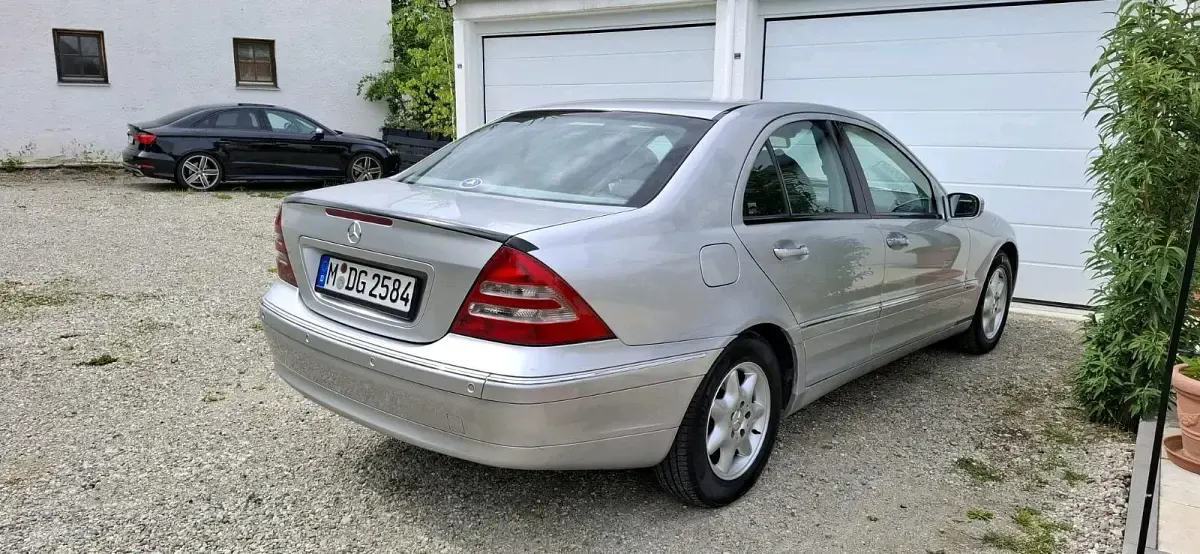 Second-hand Mercedes C220 Elegance 143 CP (105 kW) 2001 Argintiu Berlinǎ