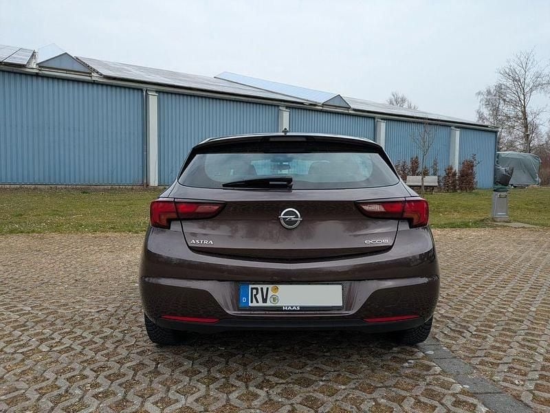 Gebraucht Opel Astra Dynamic 105 PS (77 kW) 2017 Braun Limousine