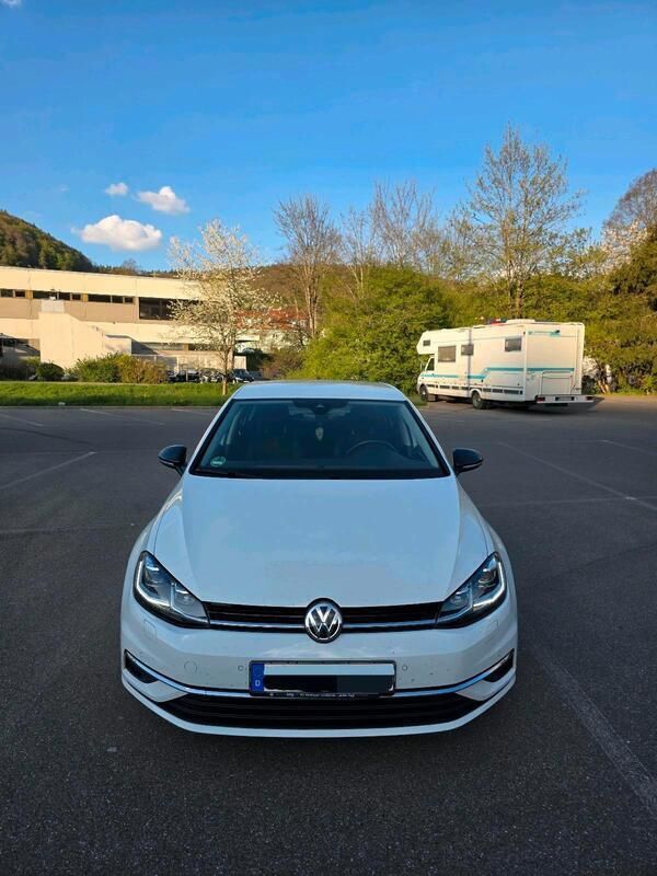 Weiß Gebraucht 2019 VW Golf VII Limousine | 11.800 € (Etwas zu teuer) - Bild 1/4