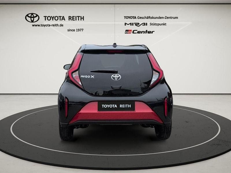 Neu Toyota Aygo X 72 PS (52 kW) 2025 Chili red (3u4)/ black mica (2 SUV