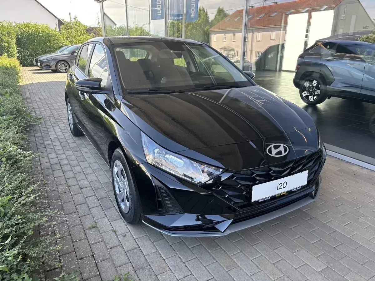 Neu Hyundai i20 Select 101 PS (74 kW) 2025 Schwarz Limousine