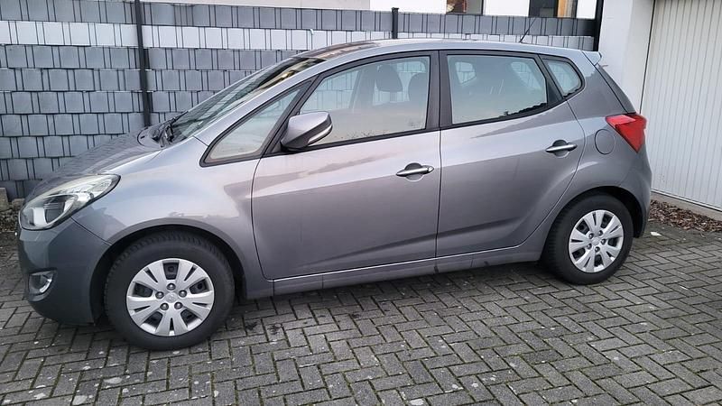 Gebraucht Hyundai ix20 90 PS (66 kW) 2014 Grau Kleinwagen
