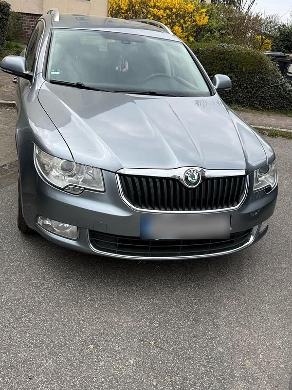 Gebraucht Skoda Superb 125 PS (91 kW) 2011 Silber Kombi