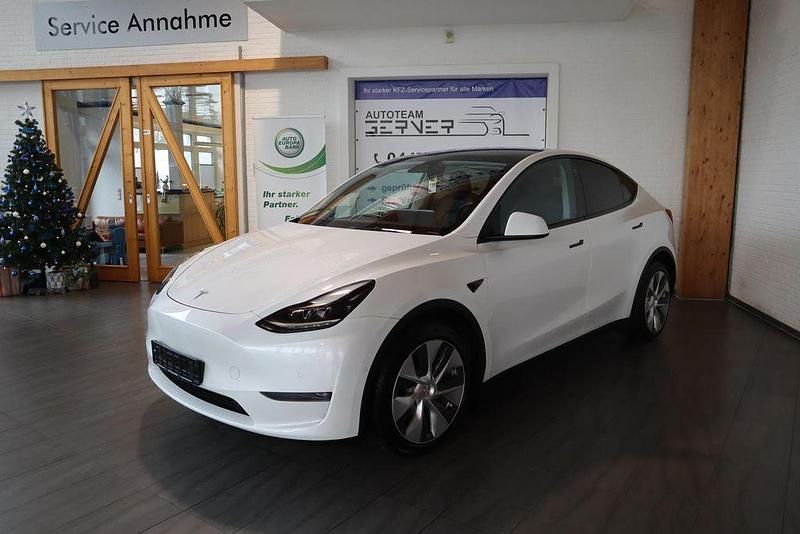 Weiß Gebraucht 2021 Tesla Model Y SUV | 31.990 € (Etwas zu teuer) - Bild 1/4