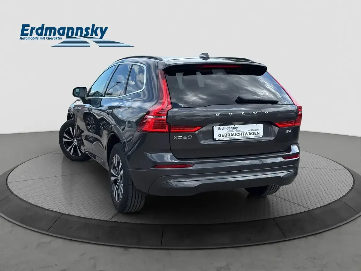 Gebraucht Volvo XC60 Momentum 197 PS (144 kW) 2022 Grau SUV