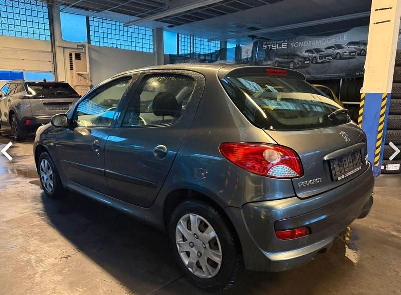 Gebraucht Peugeot 206 Style 73 PS (53 kW) 2011 Grau Limousine