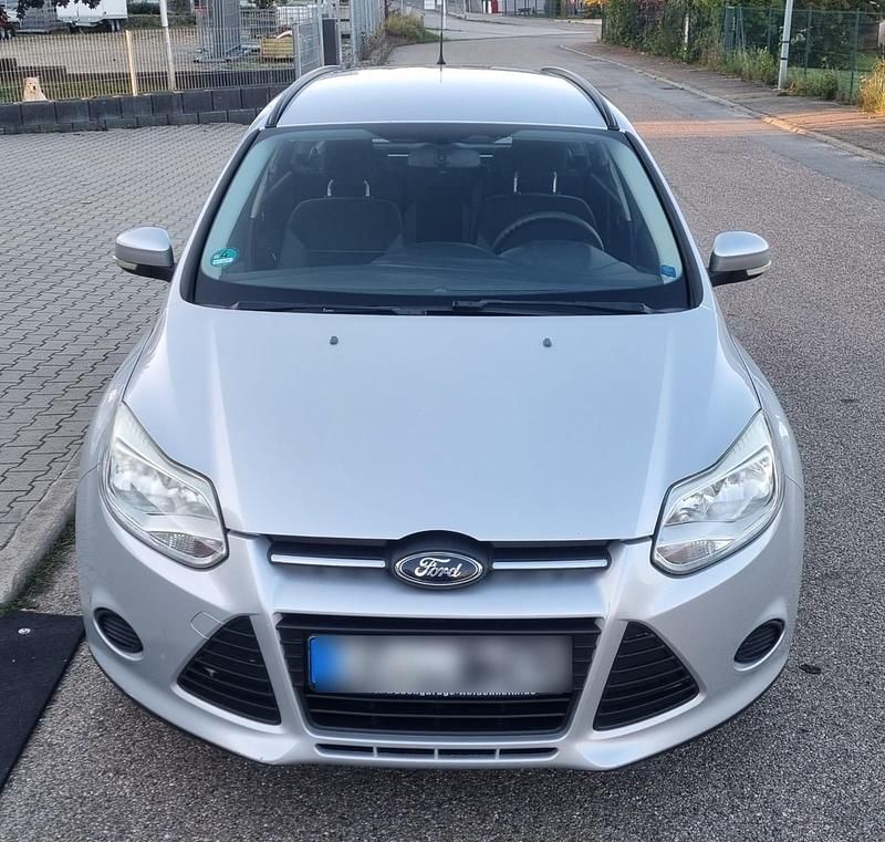 Silber Gebraucht 2011 Ford Focus Trend Kombi | 3.800 € (Etwas zu teuer) - Bild 1/4