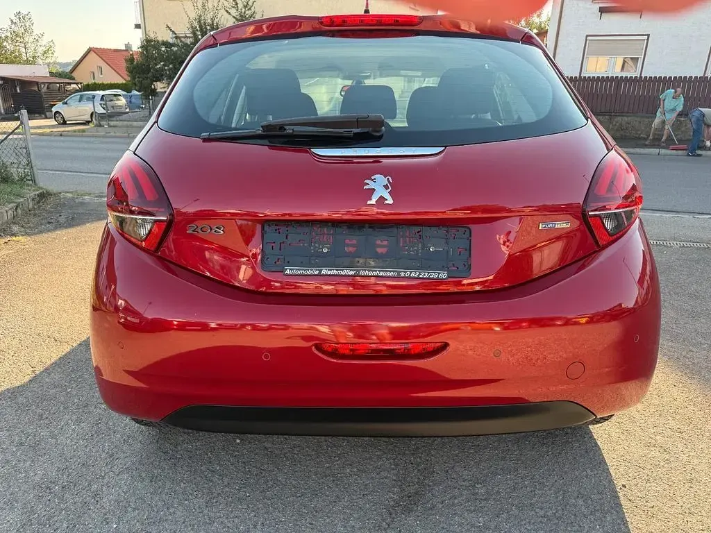 Gebraucht Peugeot 208 Allure 110 PS (80 kW) 2017 Rot Kleinwagen