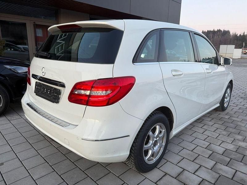 Gebraucht Mercedes B180 109 PS (80 kW) 2014 Weiß Van / Kleinbus