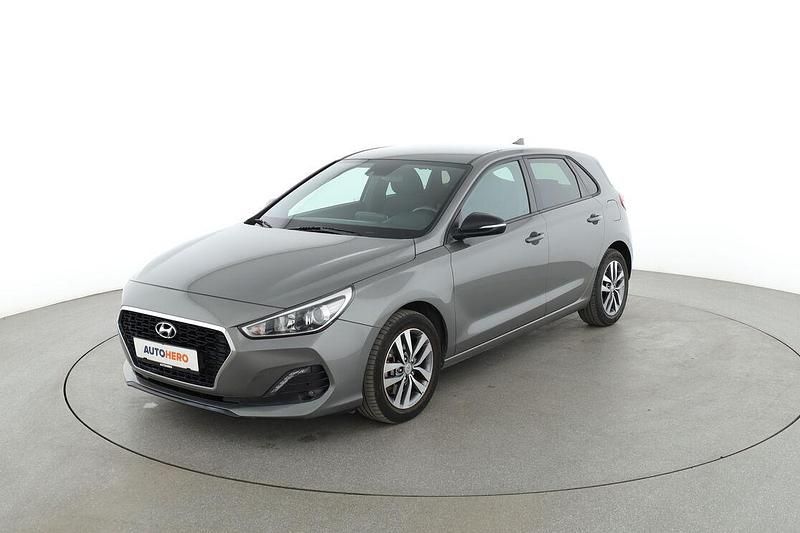 Grau Gebraucht 2019 Hyundai i30 Passion Limousine | 13.370 € (Fairer Preis) - Bild 1/3