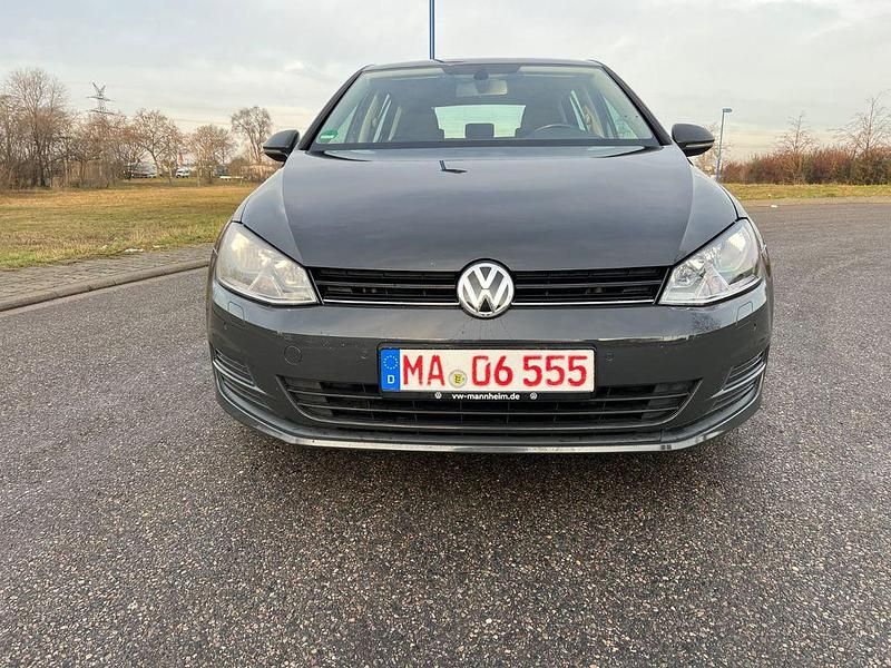 Grau Gebraucht 2013 VW Golf Comfortline Limousine | 8.950 € (Fairer Preis) - Bild 1/4