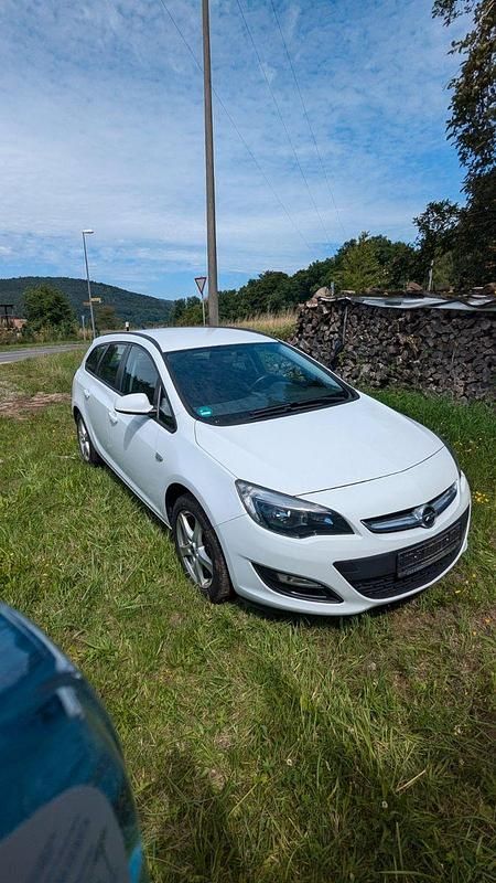 Weiß Gebraucht 2015 Opel Astra Kombi | 5.499 € (Fairer Preis) - Bild 1/4
