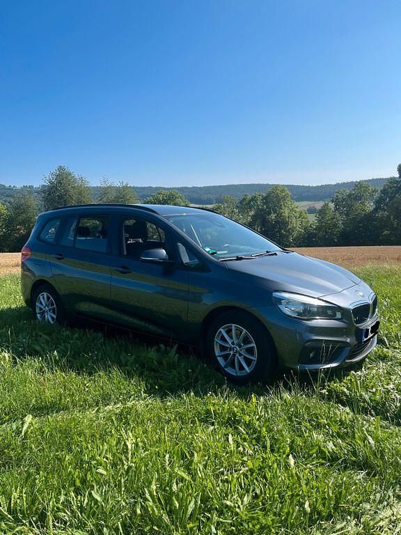 Grau Gebraucht 2016 BMW 218 Gran Tourer Advantage Van / Kleinbus | 11.600 € (Superpreis) - Bild 1/4