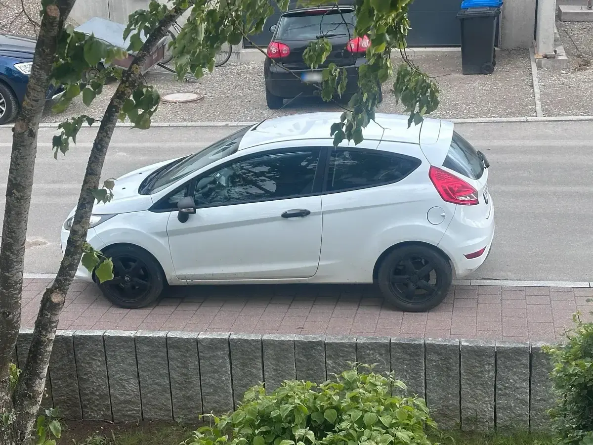 Gebraucht Ford Fiesta 60 PS (44 kW) 2011 Weiß Kleinwagen