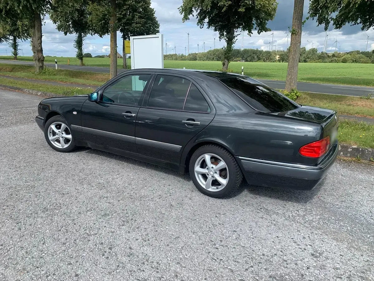 Gebraucht Mercedes E200 136 PS (100 kW) 1997 Schwarz Limousine