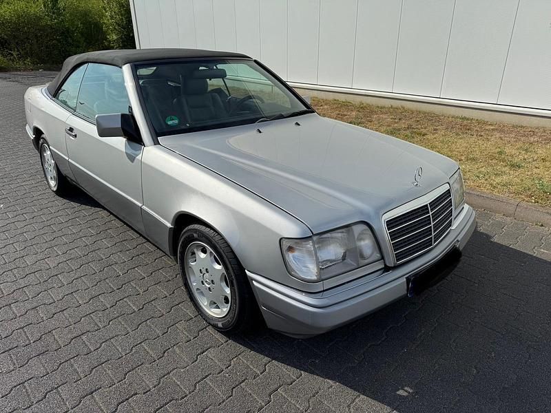 Silber Gebraucht 1994 Mercedes E320 Cabrio | 16.990 € - Bild 1/4