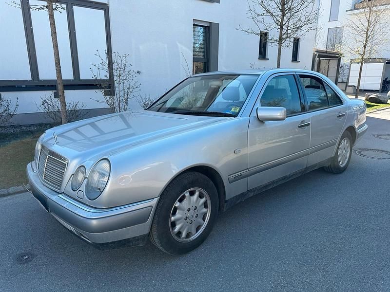 Gebraucht Mercedes E230 150 PS (110 kW) 1995 Silber Limousine