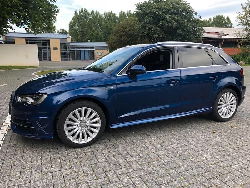 Blau Gebraucht 2015 Audi A3 Sportback e-tron Limousine | 14.650 € (Teuer) - Bild 1/4
