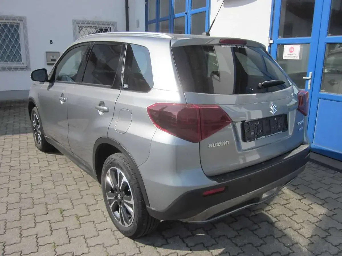 Gebraucht Suzuki Vitara Comfort 129 PS (94 kW) 2023 Galactic gray met. zcd SUV