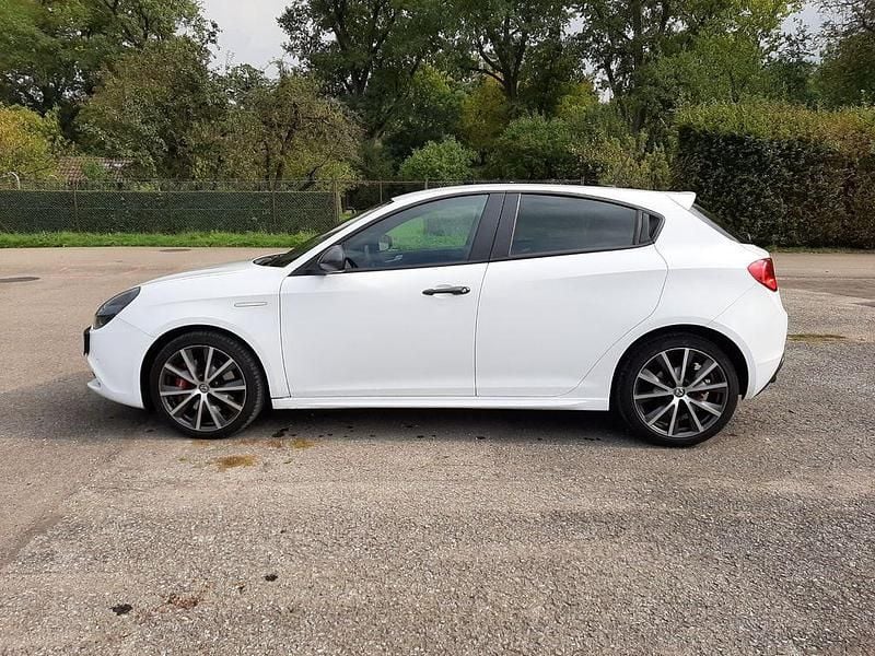Weiß Gebraucht 2017 Alfa Romeo Giulietta Super Kleinwagen | 12.500 € (Fairer Preis) - Bild 1/4