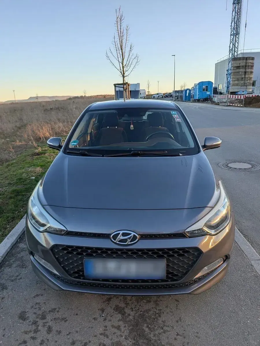 Gebraucht Hyundai i20 YES! Silver 84 PS (61 kW) 2016 Grau Limousine