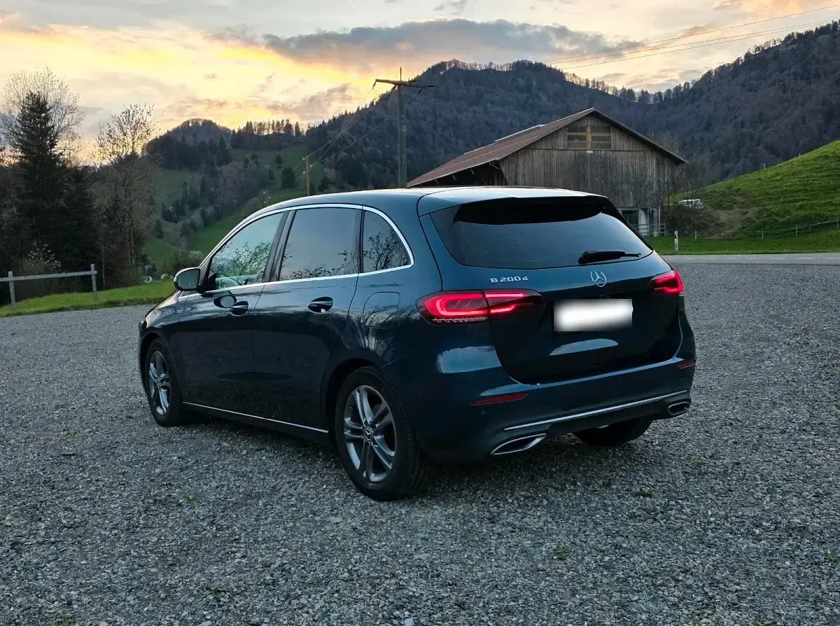 Gebraucht Mercedes B200 150 PS (110 kW) 2019 Blau Van / Kleinbus