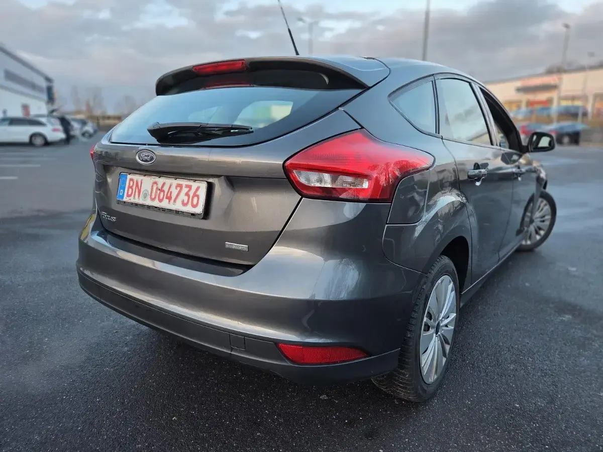 Usado Ford Focus Trend 101 CV (74 kW) 2015 Gris Berlina