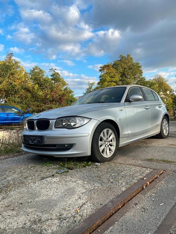 Silber Gebraucht 2007 BMW 120 Kleinwagen | 1.099 € - Bild 1/4